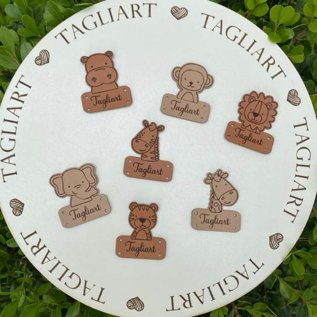 Kit 7 tags etiquetas ou mais para personalizar. Safari  para Kit Higiene em couro sintético.