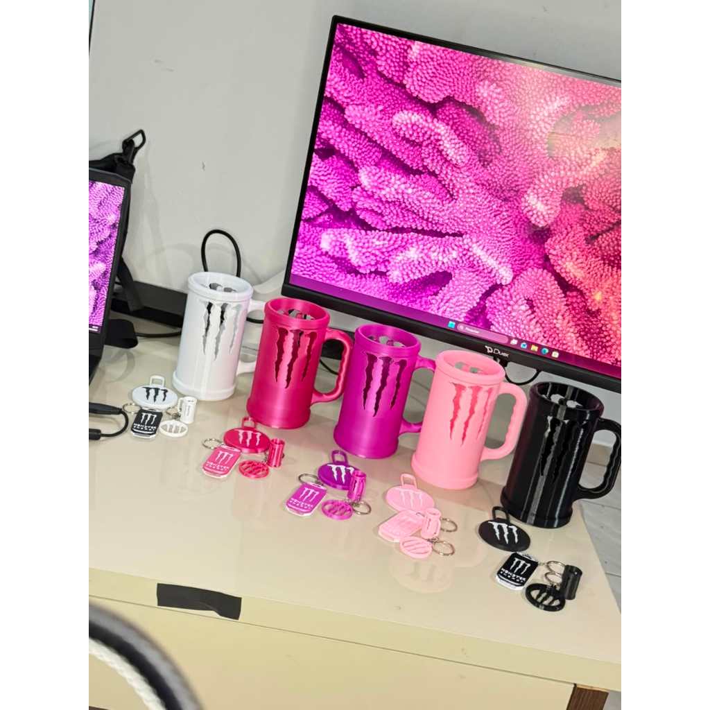 Porta Lata Monster 473 ml + abridor + tampa + Brindes Caneca Monster